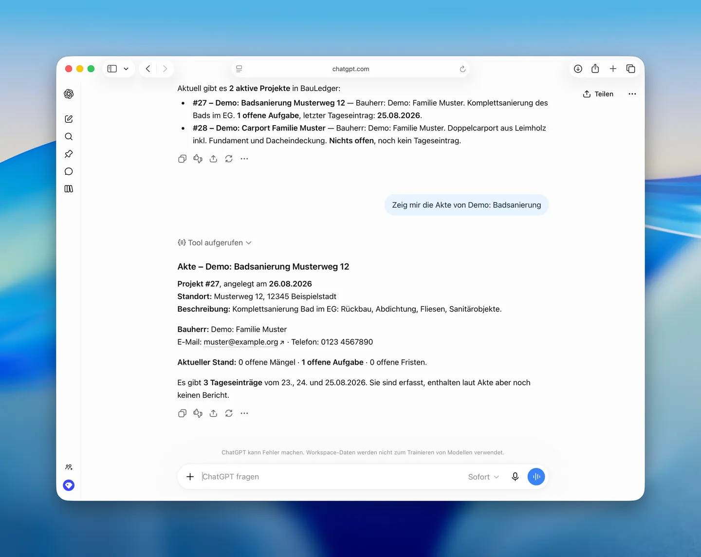 ChatGPT-Unterhaltung: Auf die Frage nach der Projektakte antwortet der Assistent mit Standort, Bauherr, dem aktuellen Stand aus offenen Mängeln, Aufgaben und Fristen sowie den letzten Tageseinträgen.